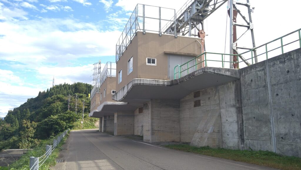 周辺の道路から見た山本調整池
