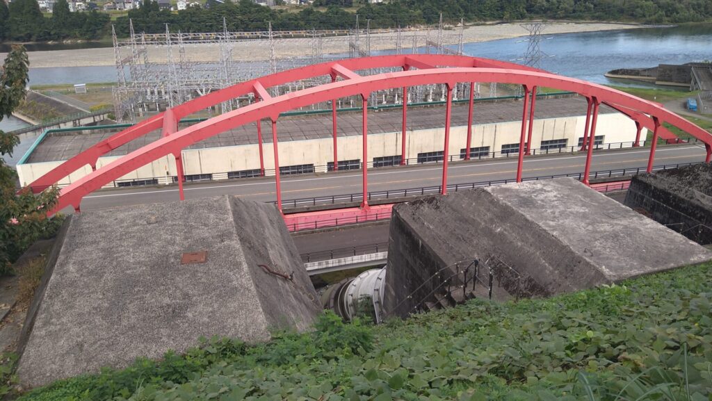 JR信濃川発電所と水圧鉄管