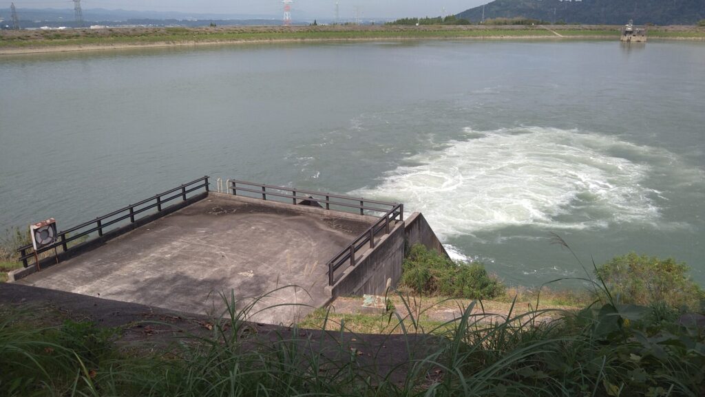 山本第二調整池の流入口