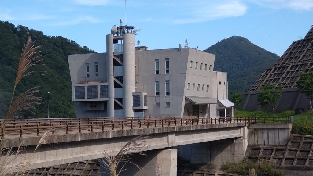 横川ダムの右岸にある管理所ときてくろ館