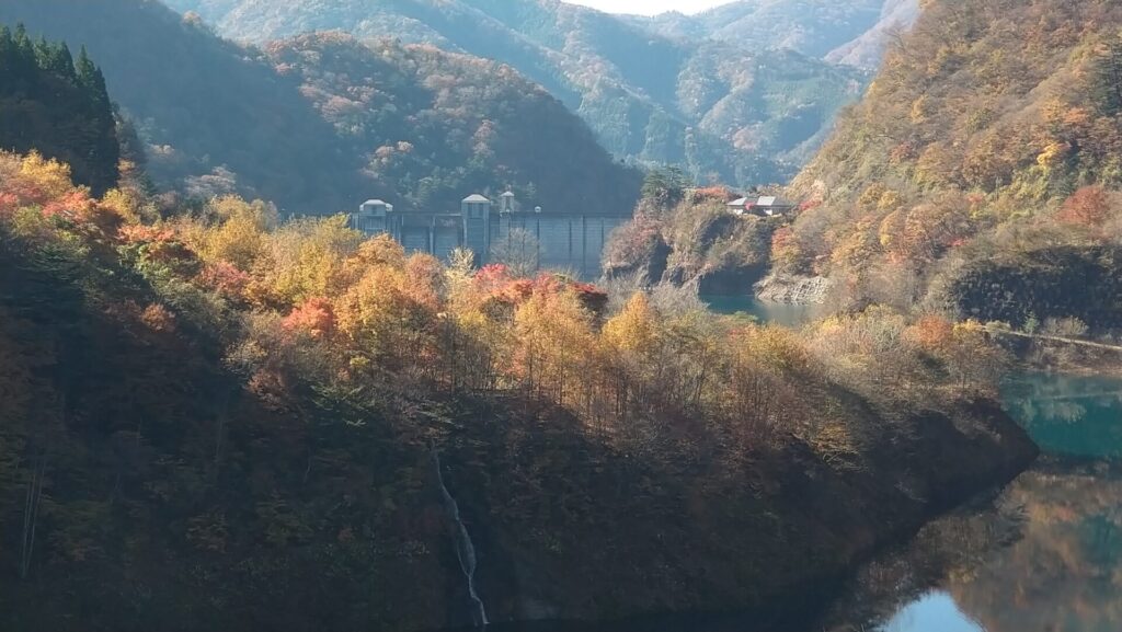 湖畔の展望台から見える四万川ダム