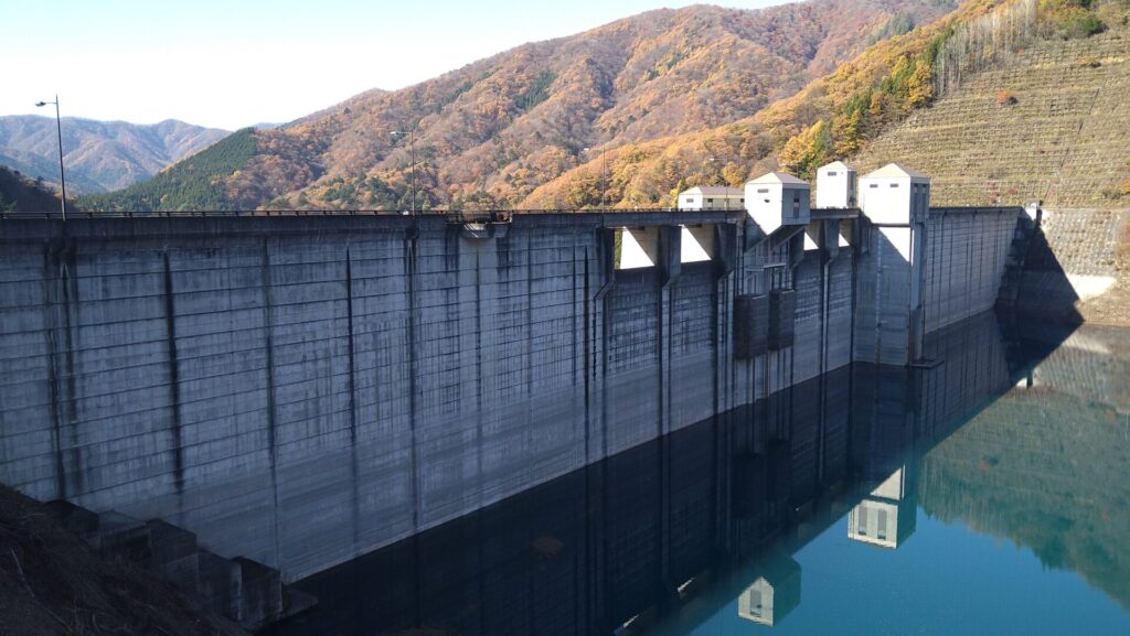 左岸の上流側から見た四万川ダム