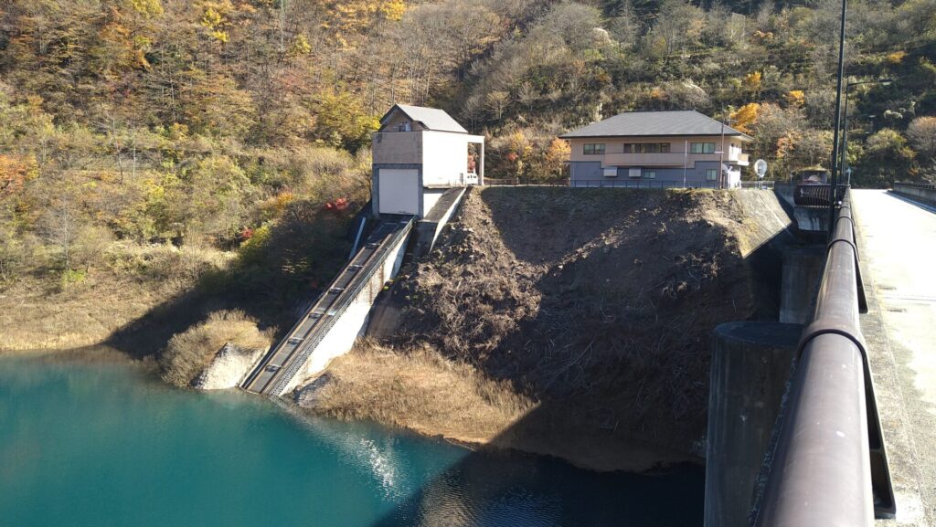 四万川ダムのインクラインと管理所