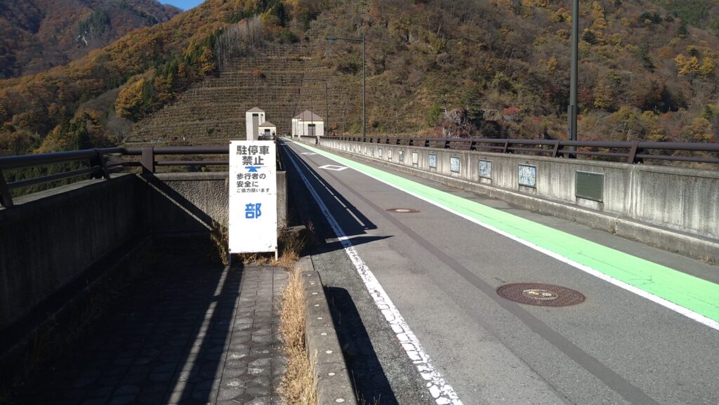 左岸から見た四万川ダムの天端