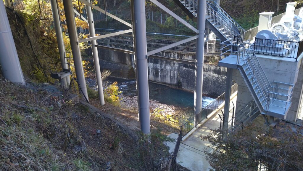 四万取水ダムの下流側