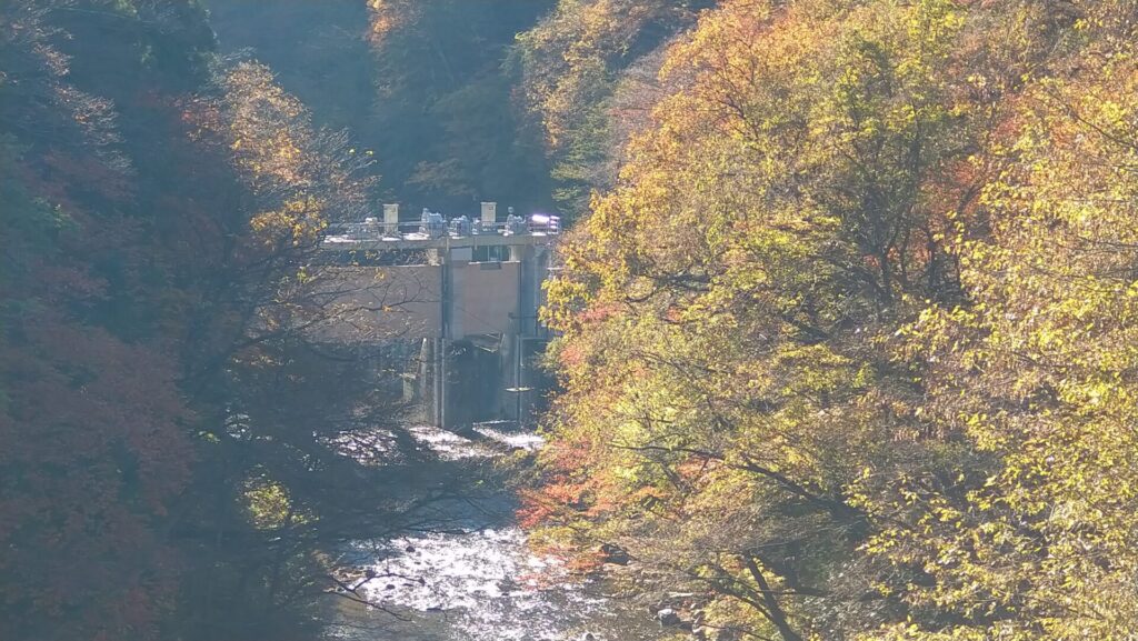 上流の橋から見える四万取水ダム