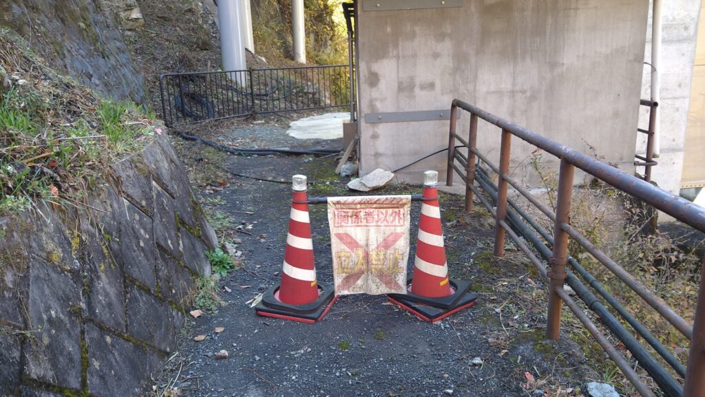 四万取水ダムの天端付近