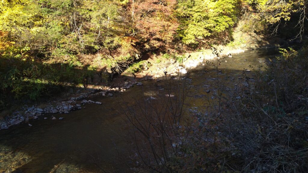 四万取水ダムの上流側