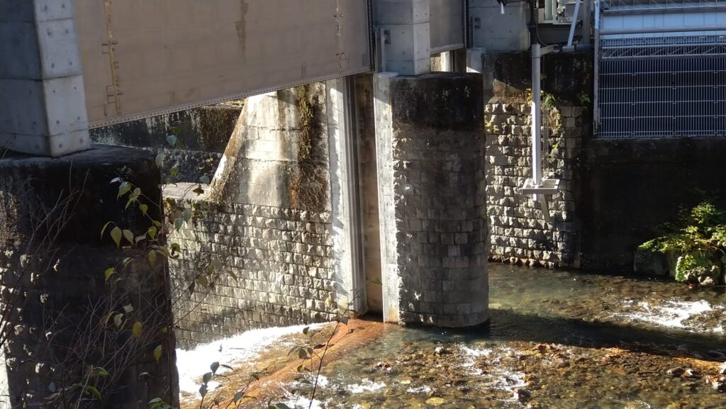 四万取水ダムの堤体