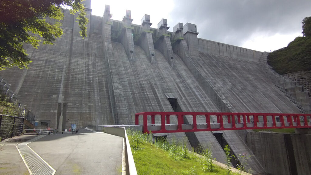 ダム下から見た八ッ場ダム