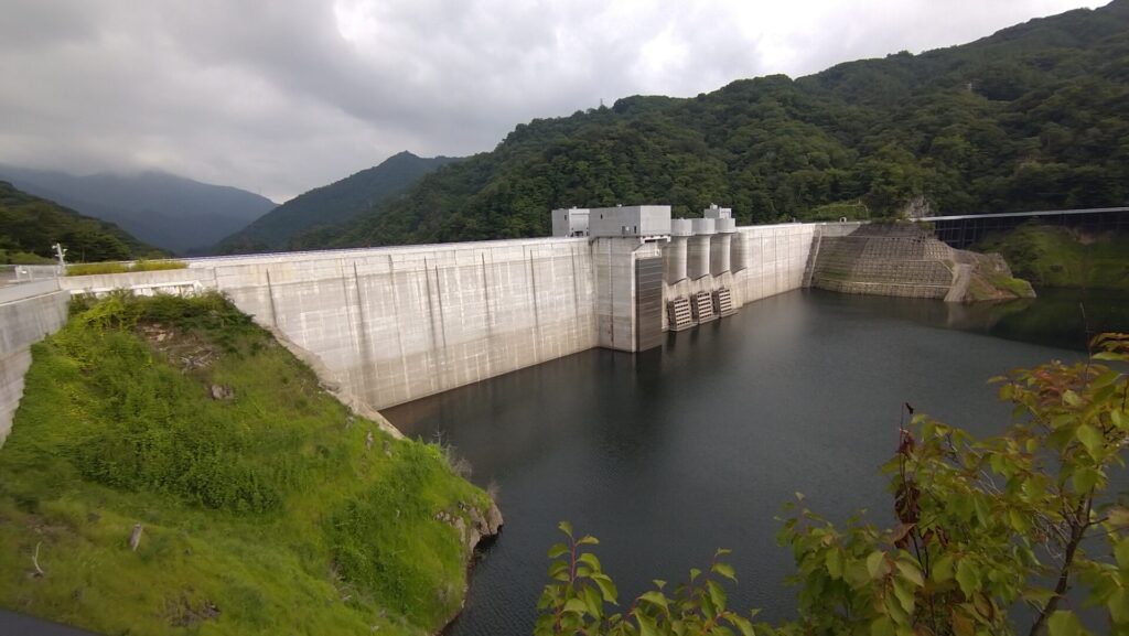 左岸の上流側から見た八ッ場ダム