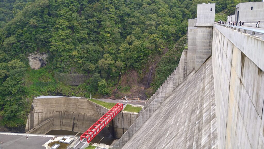 左岸の下流側から見た八ッ場ダム
