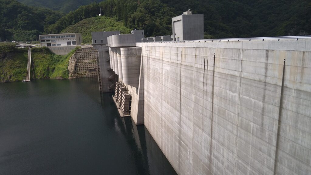 右岸の上流側から見た八ッ場ダム