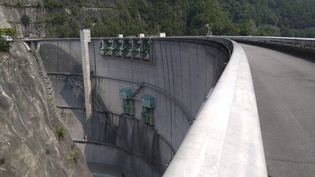 左岸から見た小渋ダム
