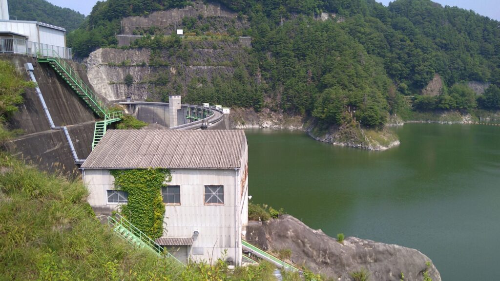 右岸から見た小渋ダム
