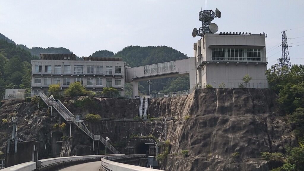 小渋ダムの管理所