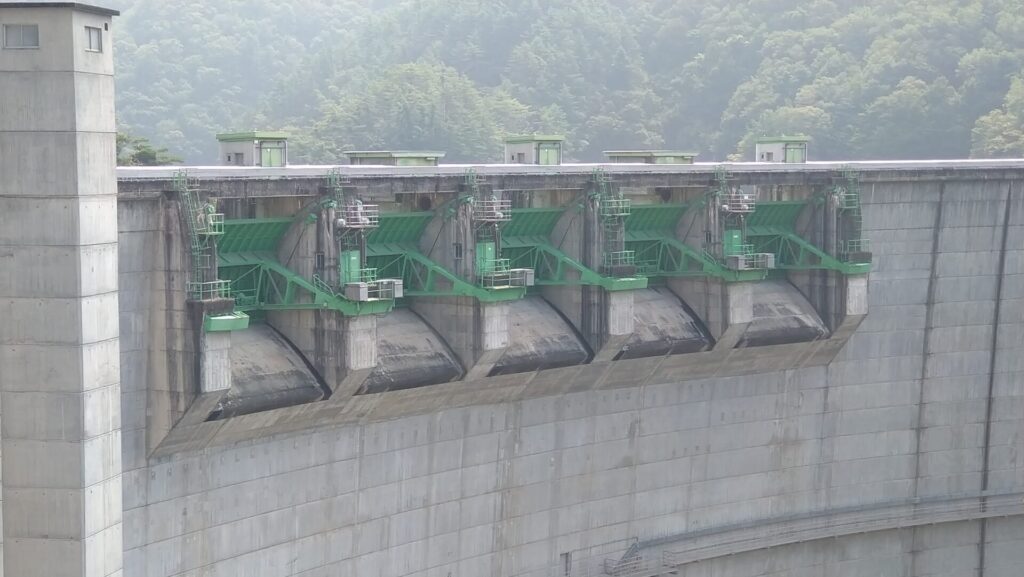 小渋ダムの非常用洪水吐