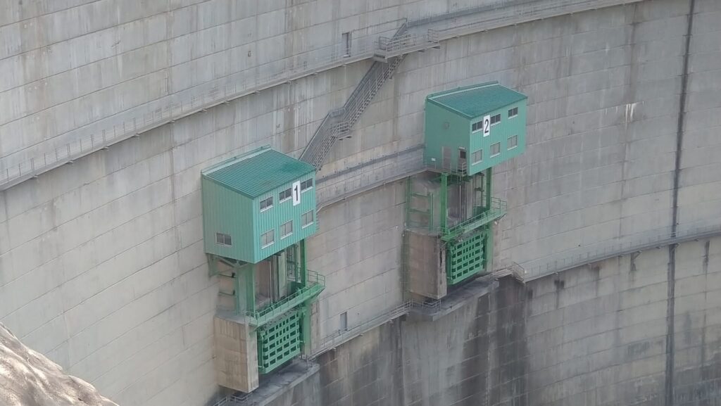 小渋ダムの常用洪水吐