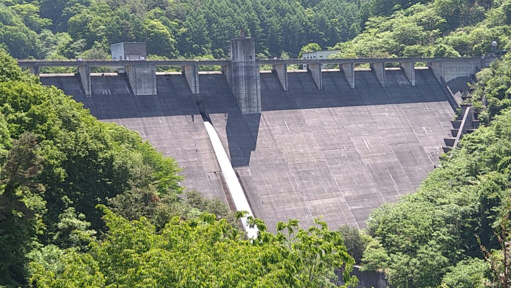 下流側から見た箕輪ダム