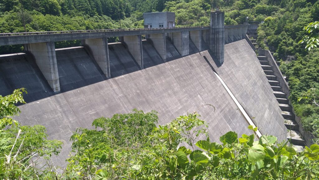 右岸の下流側から見た箕輪ダム