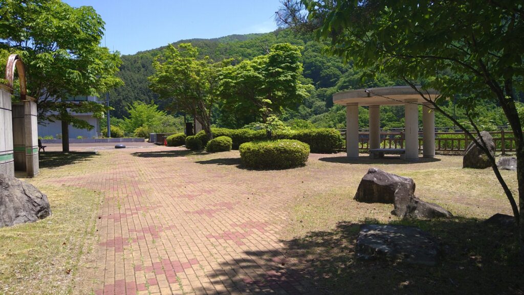 右岸にある箕輪ダムの広場