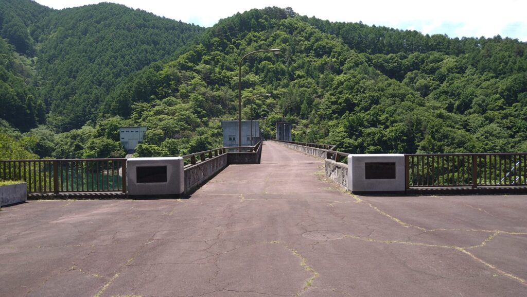 箕輪ダムの天端