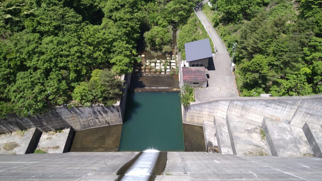 箕輪ダムのダム下