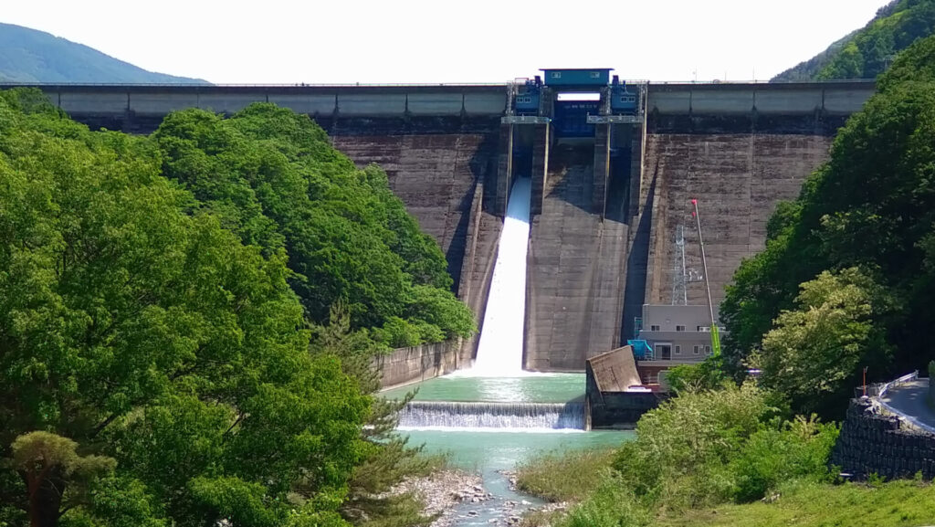 下流側から見た美和ダム