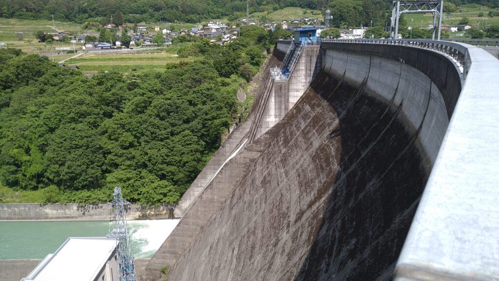 左岸から見た美和ダム