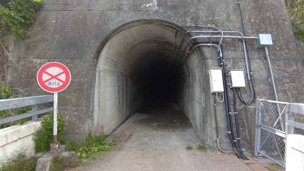 美和ダムの左岸にあるトンネル