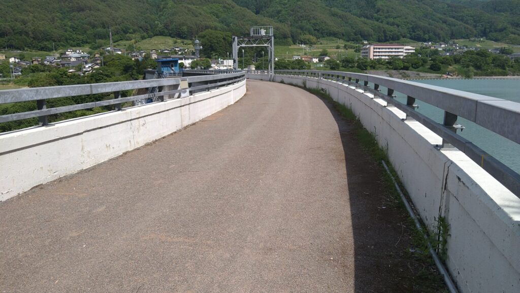 左岸付近から見た美和ダムの天端