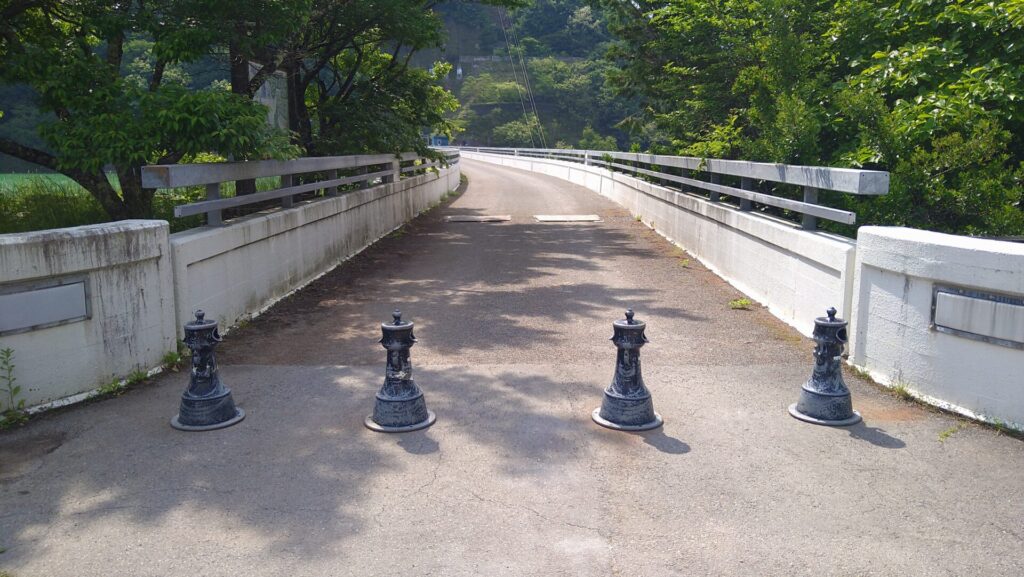 美和ダムの天端