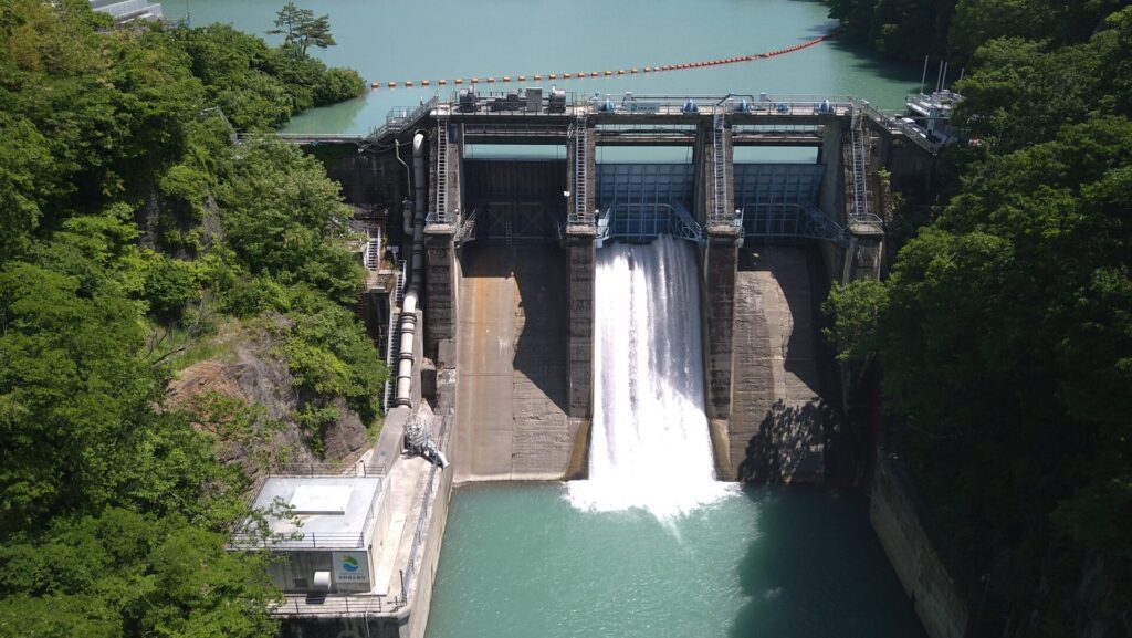 下流側から見た高遠ダム