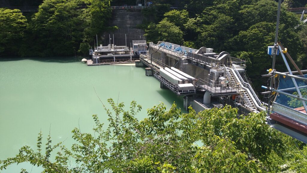 高遠ダムの上流側