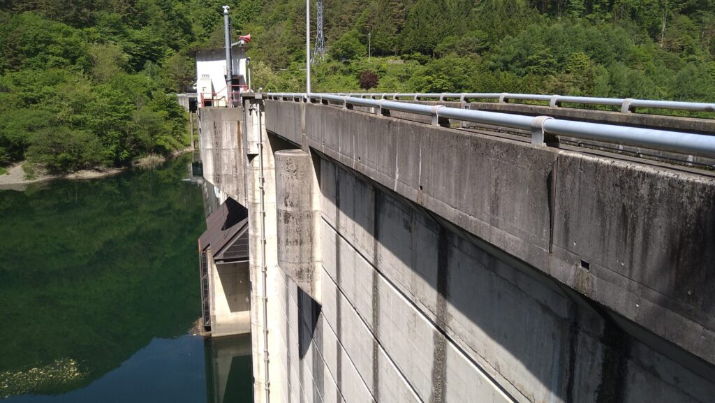 右岸の上流側から見た横川ダム