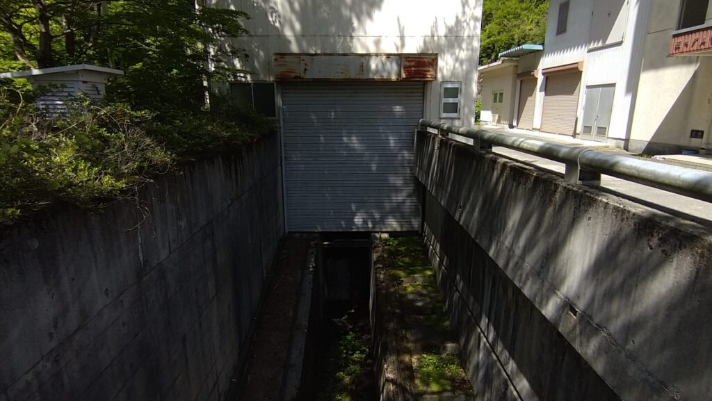 横川ダムの船の格納庫