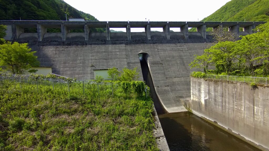 下流側から見た横川ダム