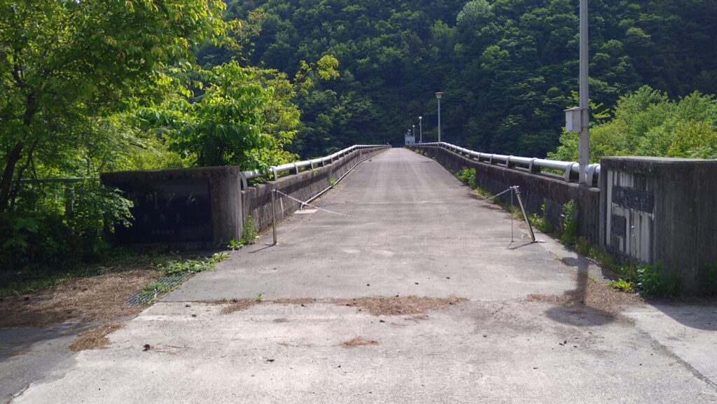 横川ダムの天端