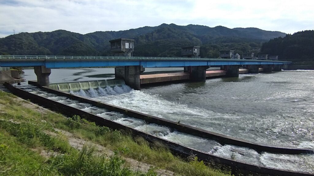 右岸の下流側から見た荒川頭首工