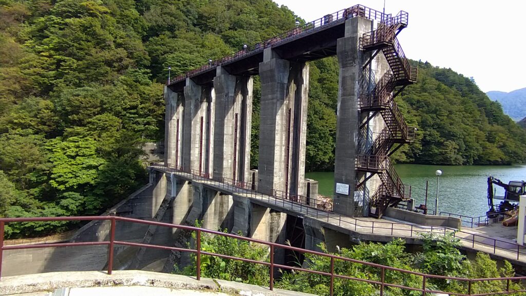 左岸から見た岩船ダム