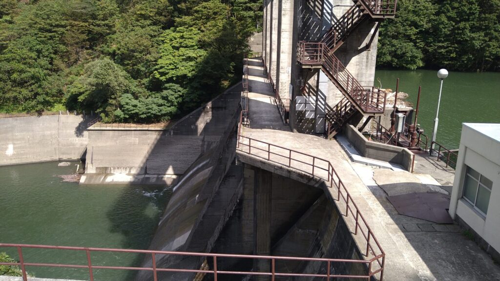岩船ダムの天端