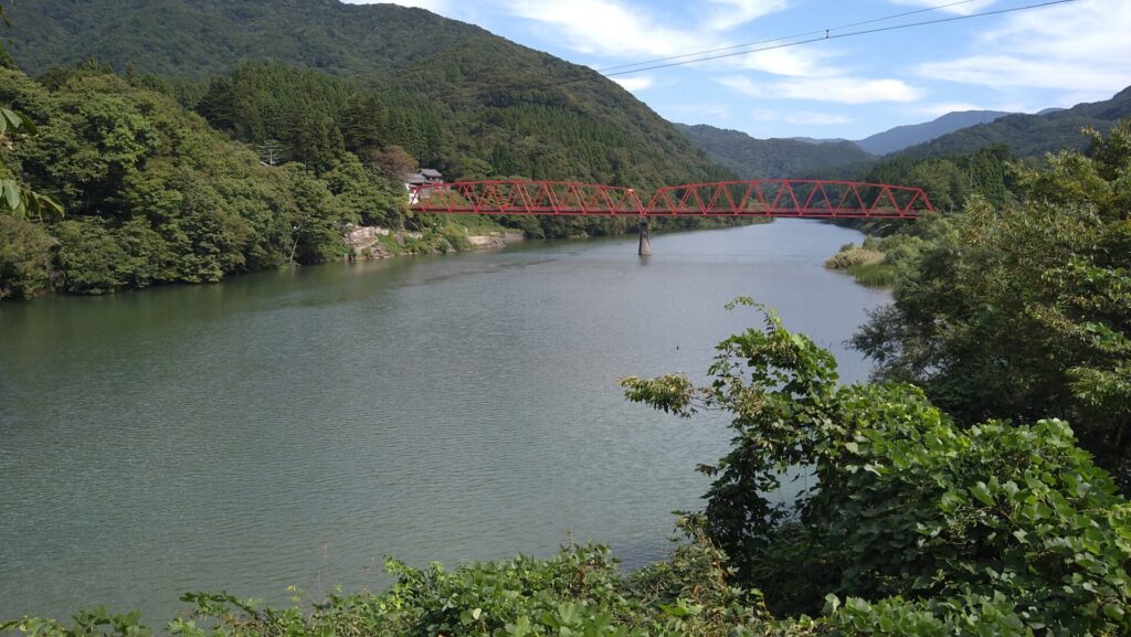 鷹の巣ダムのダム湖