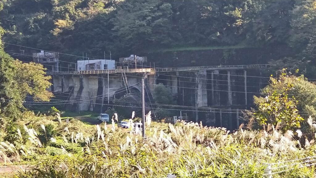トヤ沢砂防堰堤から見える信濃川発電所連絡水槽