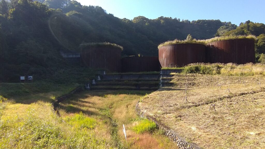 正面から見たトヤ沢砂防堰堤の風景