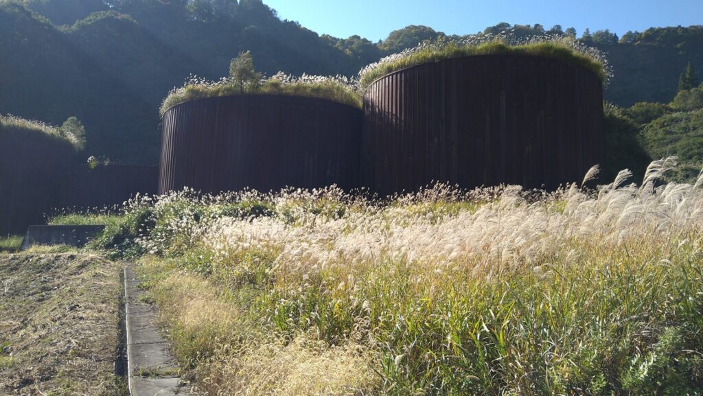 左岸から見たトヤ沢砂防堰堤の風景