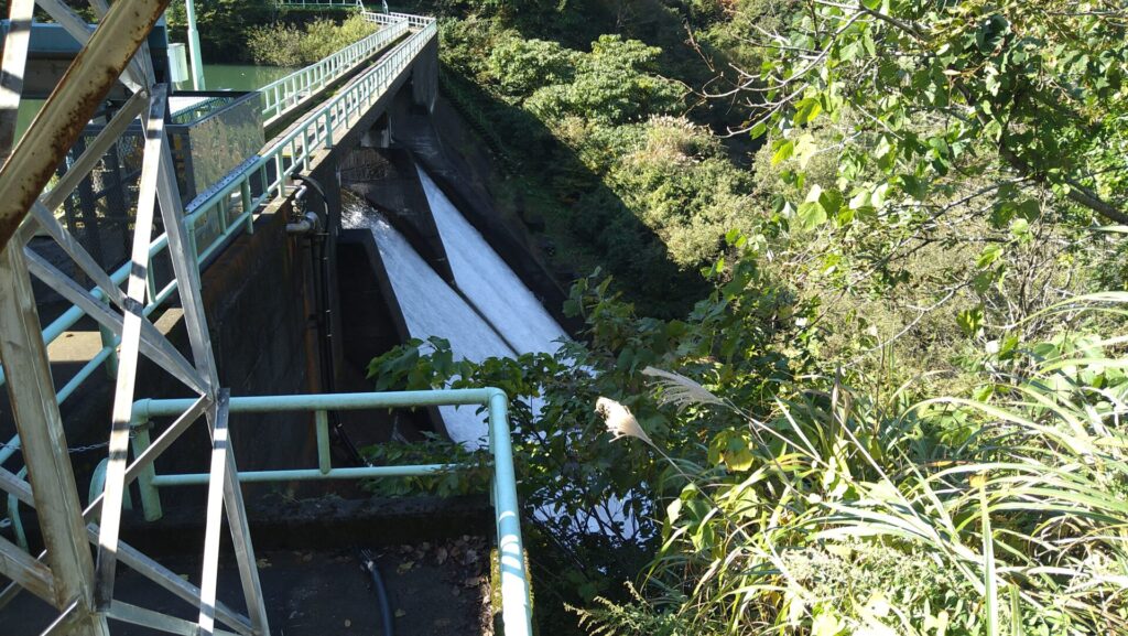 右岸から見た後谷ダム
