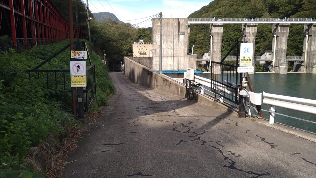 赤芝ダムの入口