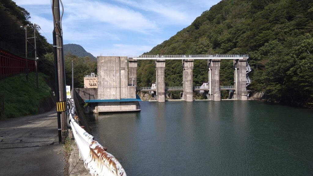 左岸の上流側から見た赤芝ダム