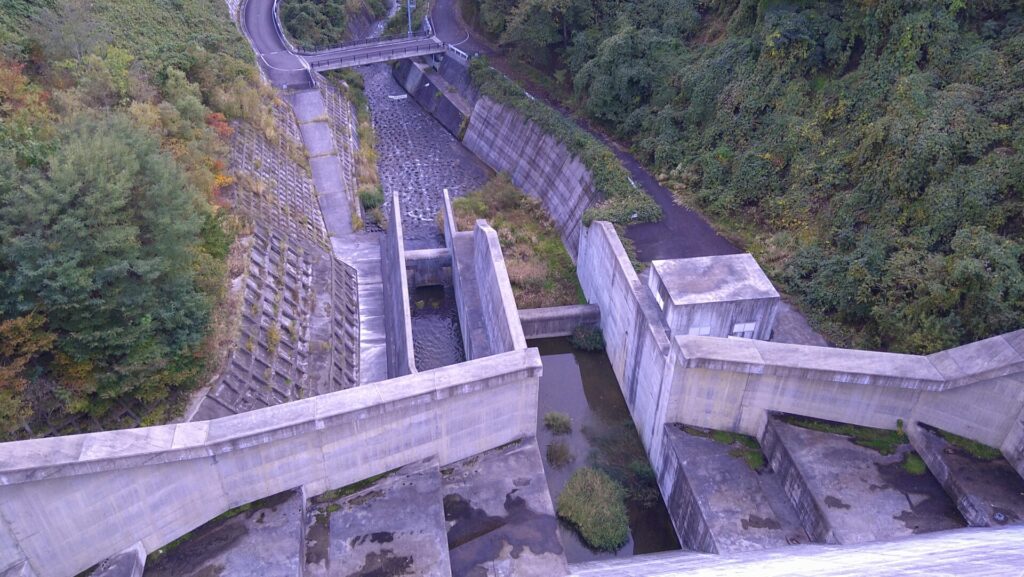 浅川ダムのダム下