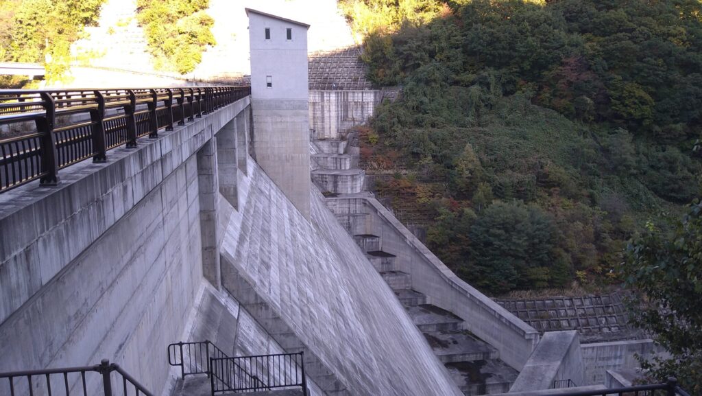 右岸から見た浅川ダム